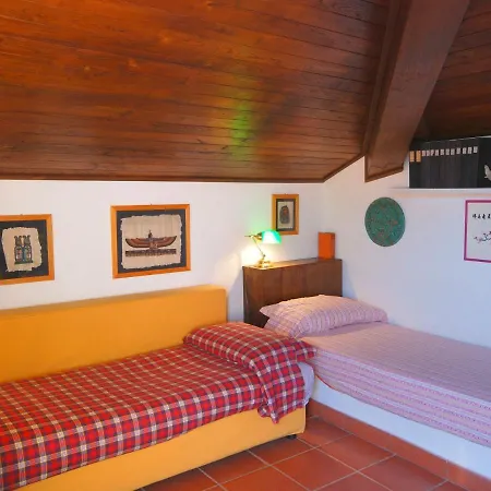 Quaint Holiday In With Fenced Garden *