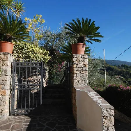 Quaint Holiday In With Fenced Garden